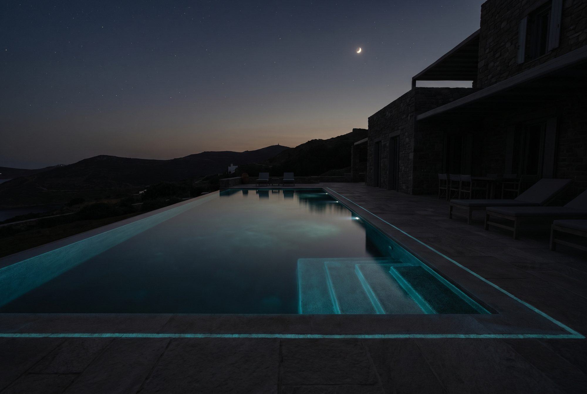 Visualisation: infinity pool terrace at night with glowing edges and steps